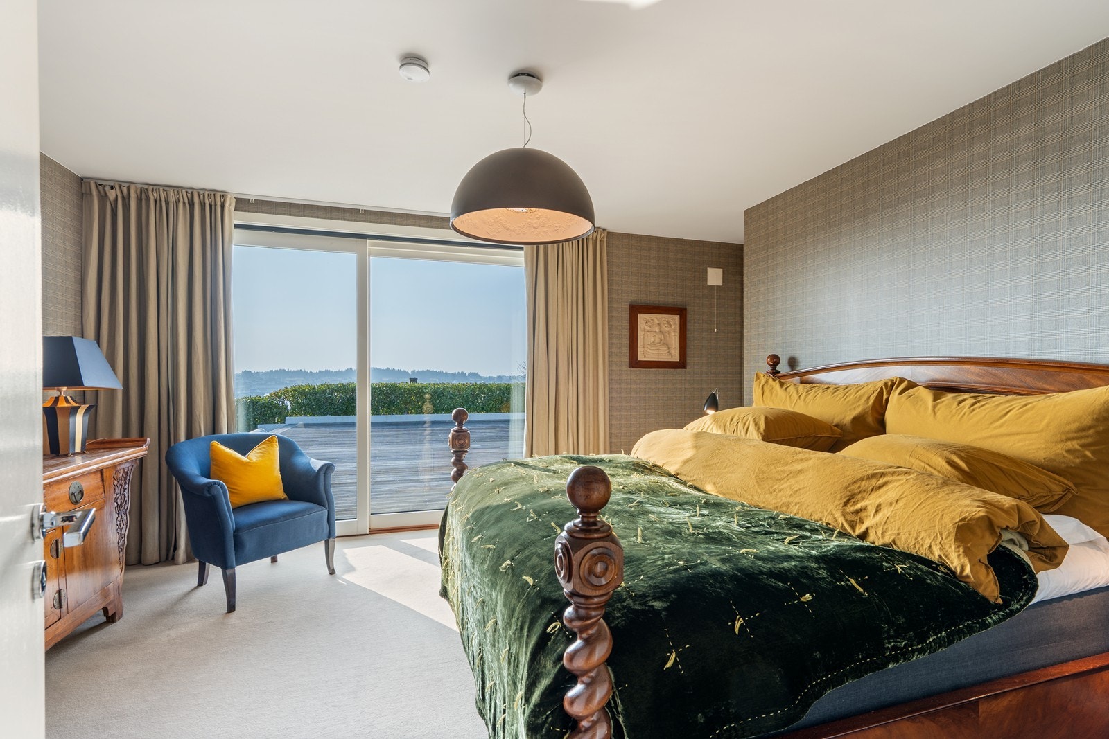 Hovedsoverommet har ensuit-løsning med direkte adkomst til både walk-in-closet og et flott bad. Galleribilde