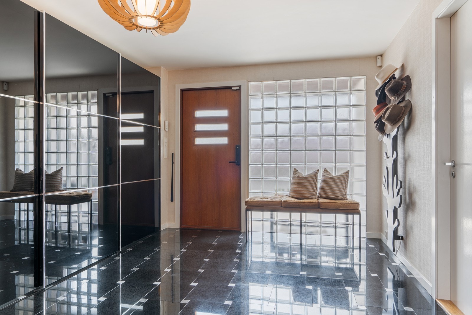 Stor og luftig entrè utstyrt med skyvedørsgarderobe. Galleribilde