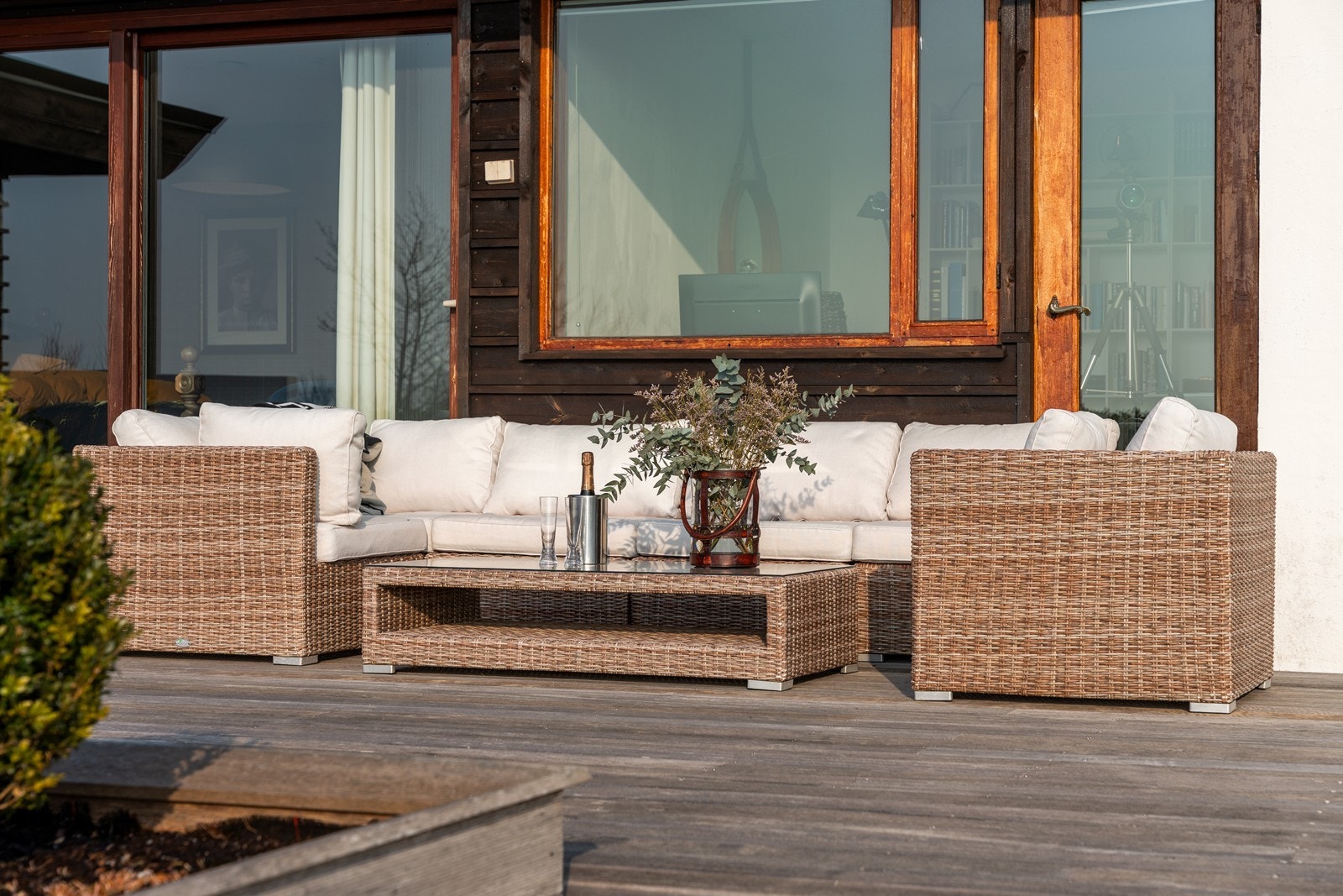 God plass til møblering av flere sittegrupper, solsenger og parasoll. Galleribilde