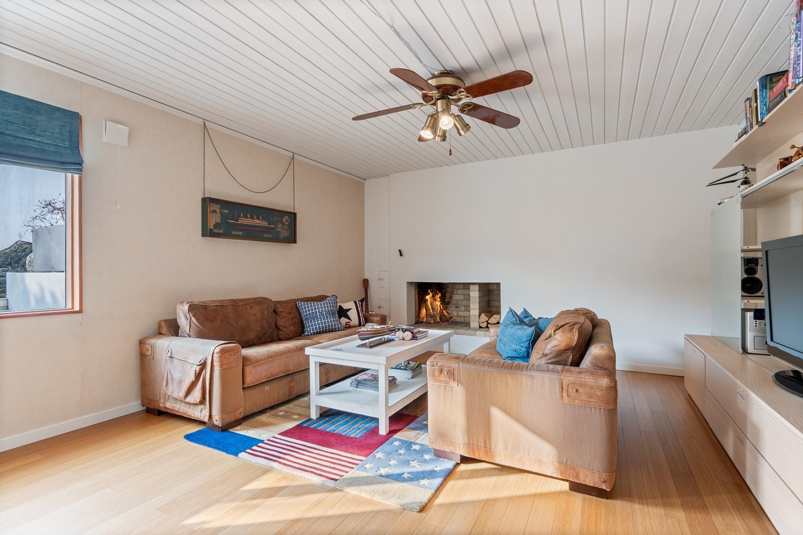 Flott kjellerstue med peis. Galleribilde