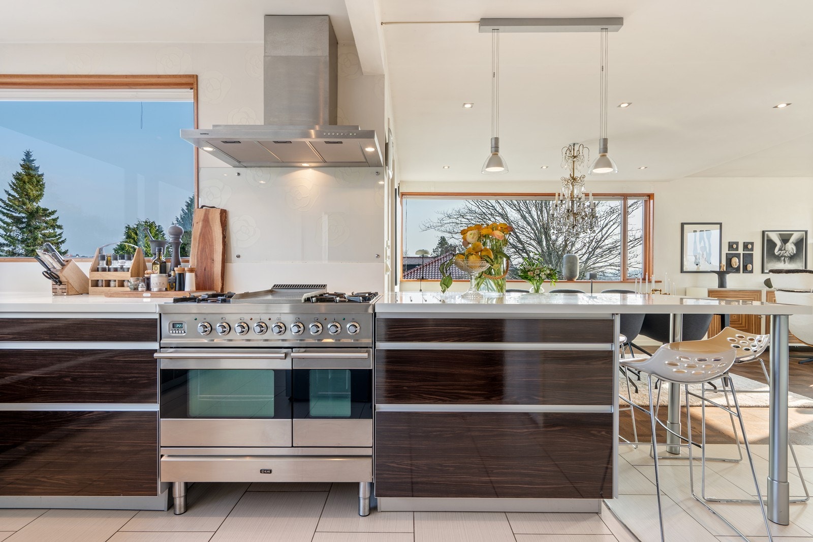 Like ved kjøkkenet ligger en romslig sone for spisestue. Galleribilde