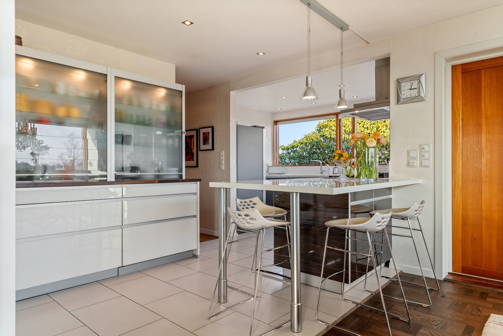 Kjøkkenet består av en innredning fra kvalitetsmerke Alno og er utført med benkeplate i Corian og heltre hvor du har 75 cm dybde i kjøkkenbenk og skuffeinnredning. Galleribilde