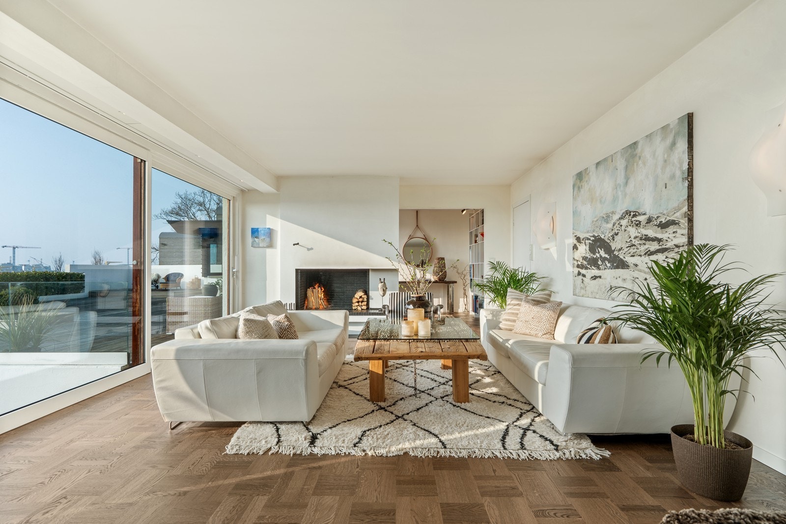 I denne etasjen finner du de viktigste oppholdsrommene hvor familien kan samles - kjøkken, spisestue, tv-stue, lounge og bibliotek/kontor. Galleribilde