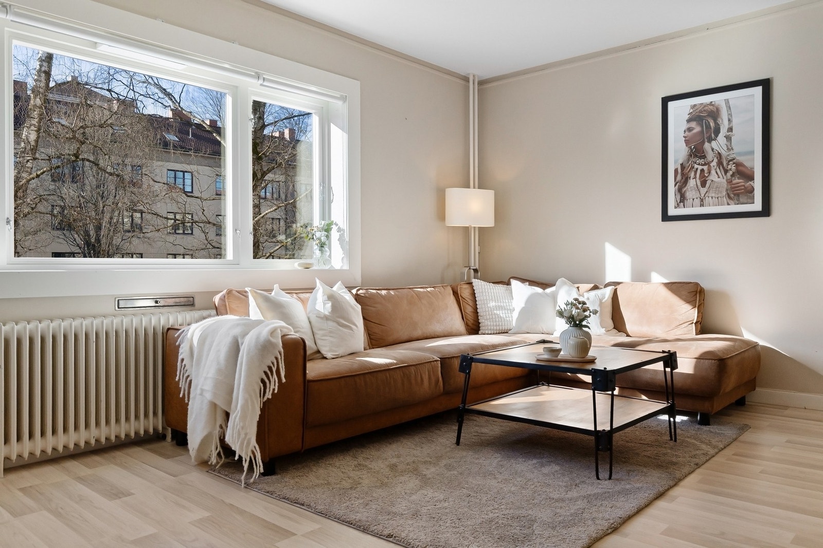 Nåværende eier har innredet med ett hyggelig sofa hjørne, og det er god plass til ønsket møblering. Galleribilde