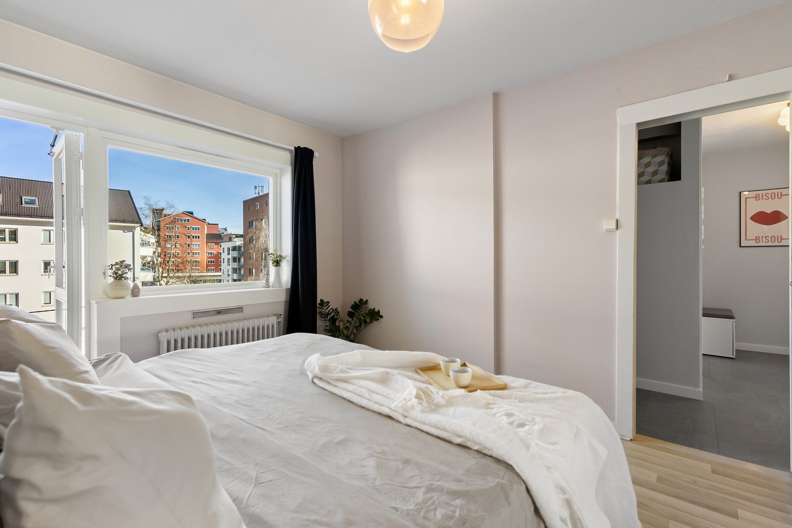 Soverommet er av god størrelse - her får du plass til dobbelseng og ønsket møblement. Galleribilde