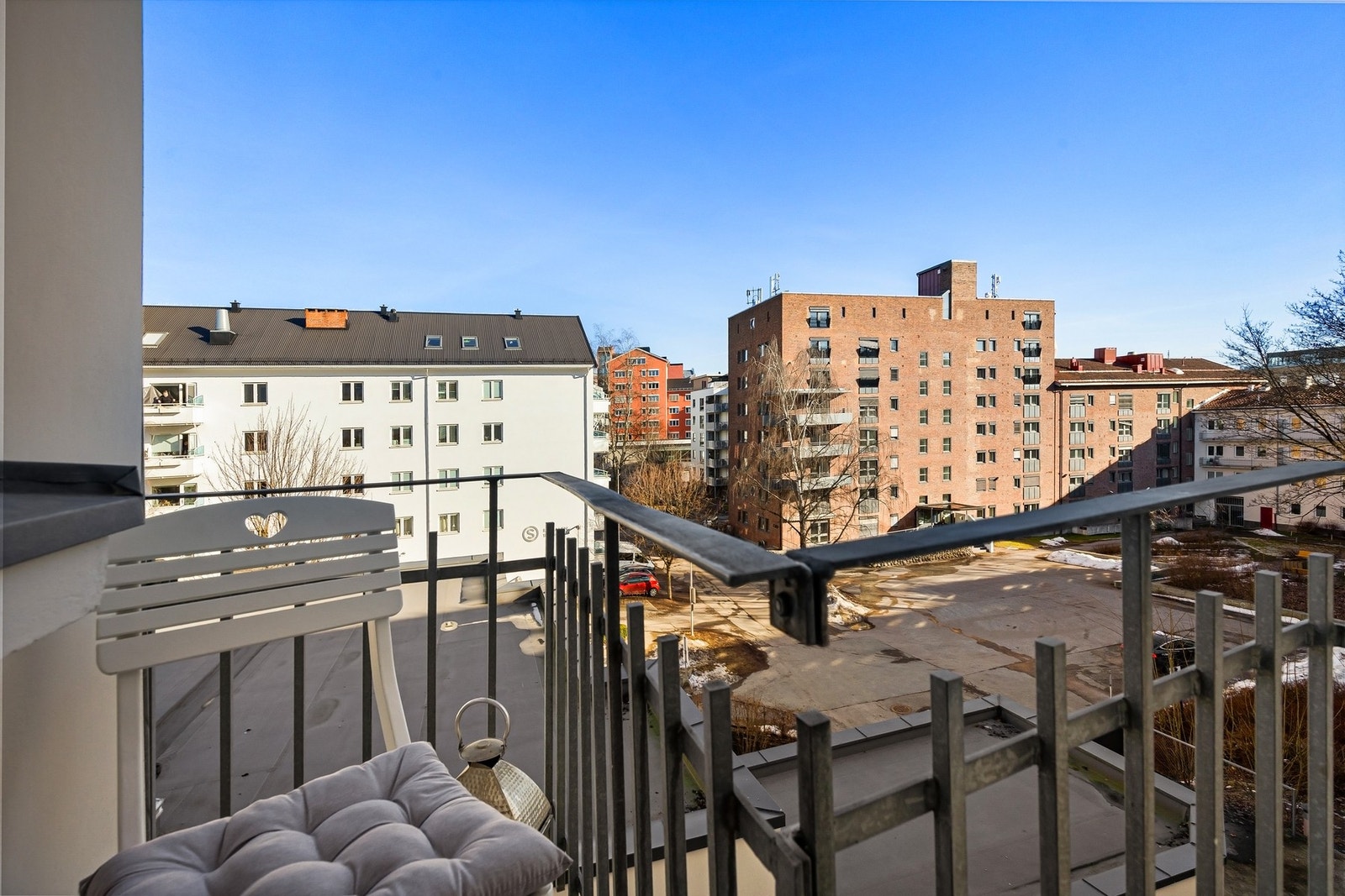 Balkongen er sørøst vendt mot indre gårdsrom og har plass til et kafesett. Galleribilde