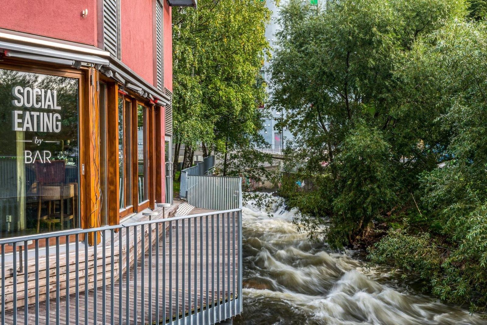 Det er også kort vei ned til Vulkan og Mathallen. Her kan du enkelt spasere langs Akerselven. Galleribilde