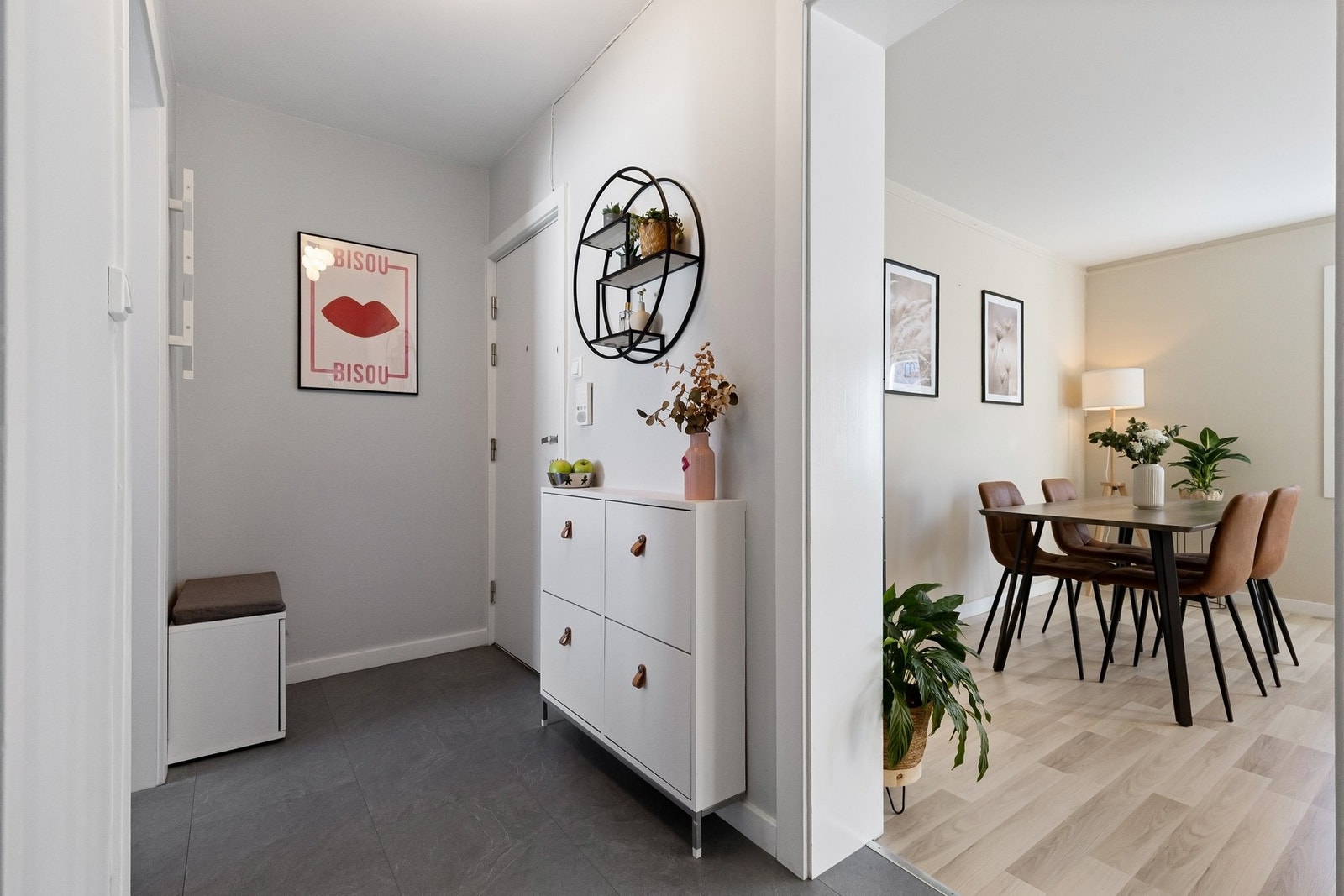 Du ønskes velkommen inn til en hyggelig og praktisk entré med plass til oppbevaring. Galleribilde