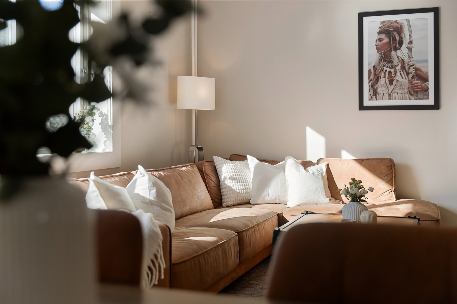 Stuen har ettermiddagssol og fremstår som meget lys og innbydende. Galleribilde