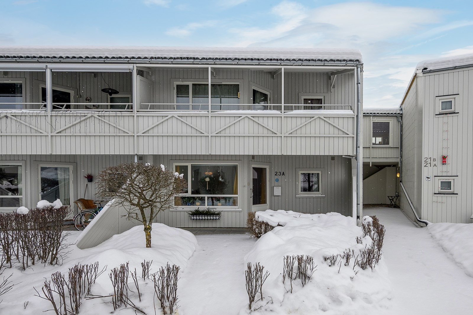 Fin beliggenhet på enden av rekken, med enkel adkomst på bakkeplan. Galleribilde