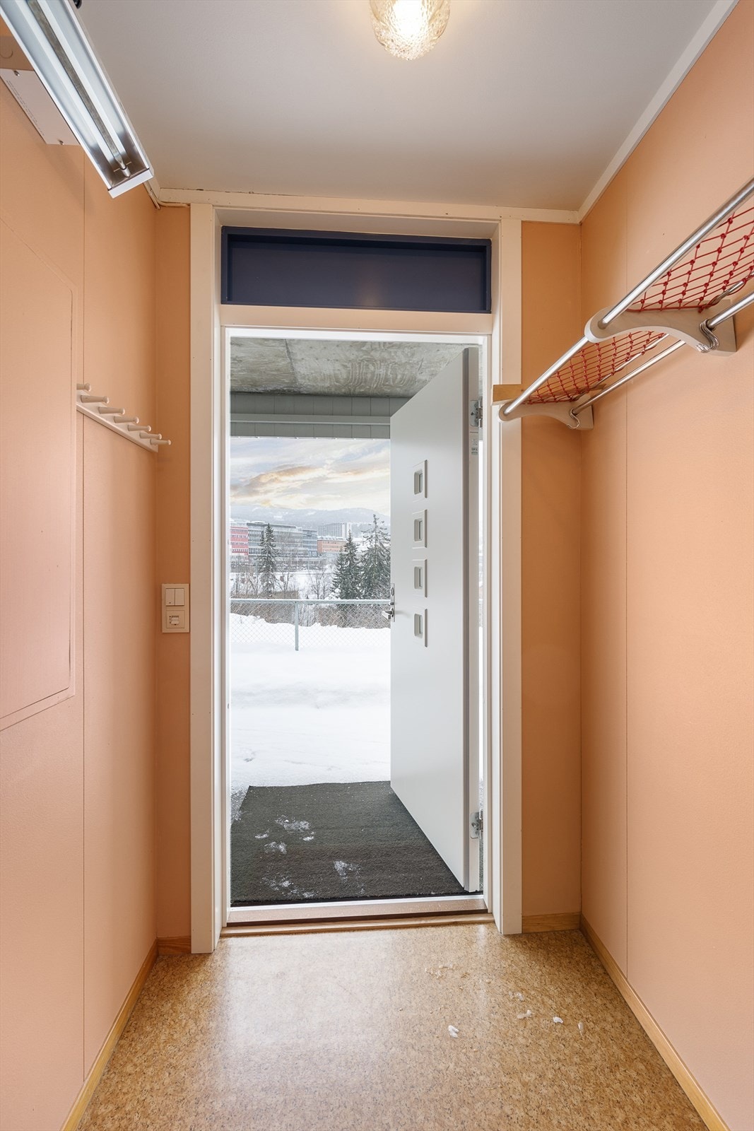 Velkommen inn. Entréen har en ny inngangsdør fra 2022. Galleribilde