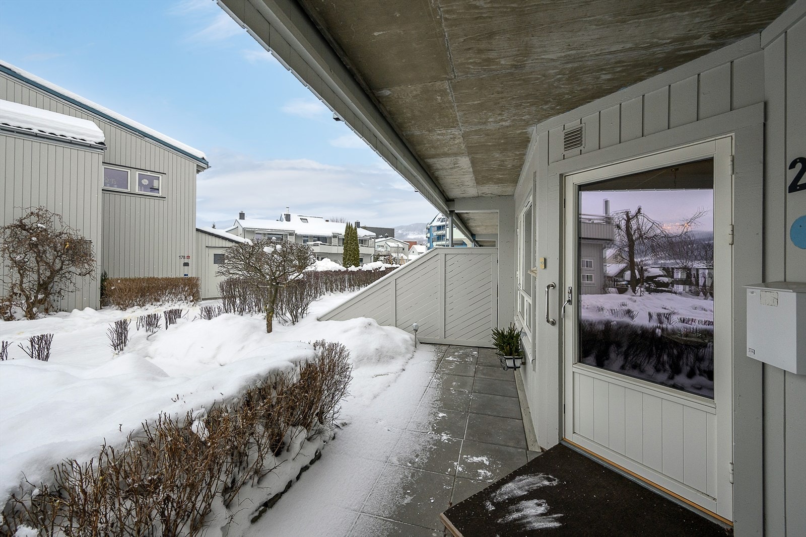 Uteområdet er dels takoverbygd. Galleribilde