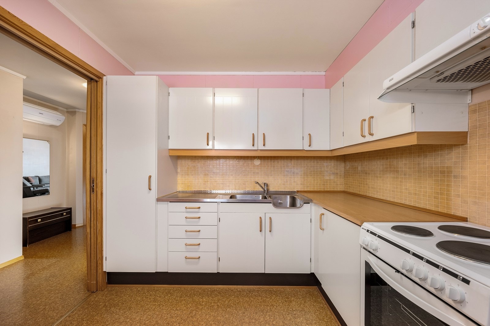 Kjøkkenet er et eget rom, praktisk adskilt fra gangen med en skyvedør. Galleribilde