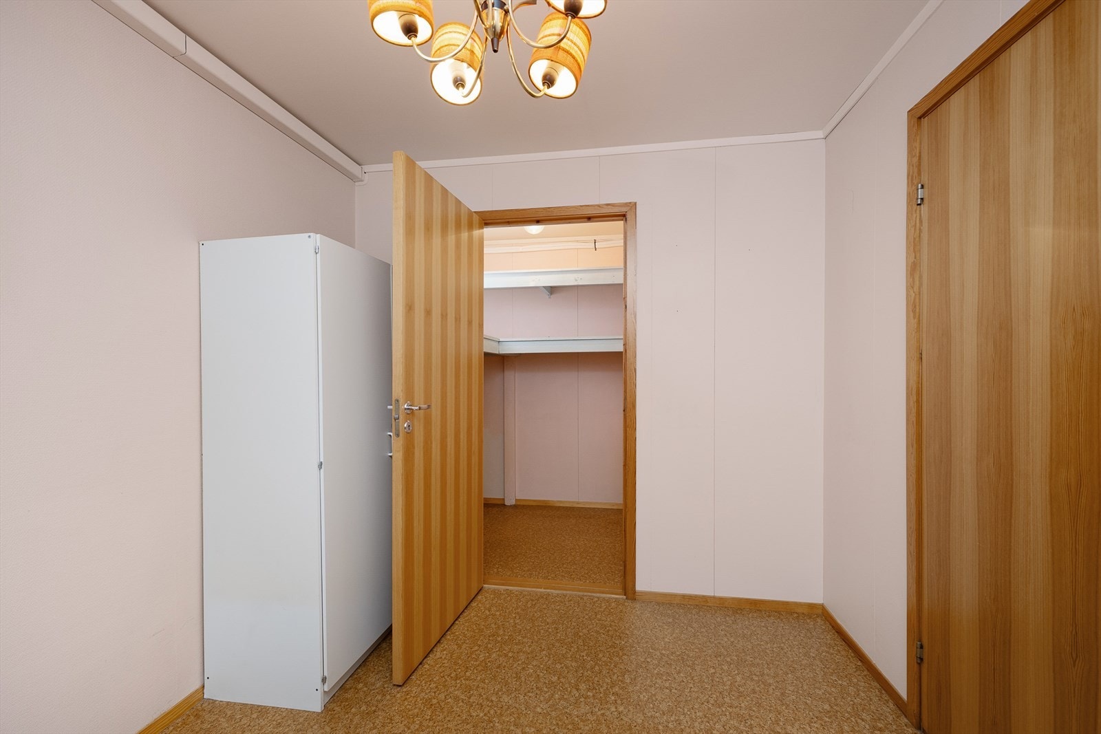 I tilknytning til det ene soverommet er det en praktisk innvendig bod. Galleribilde