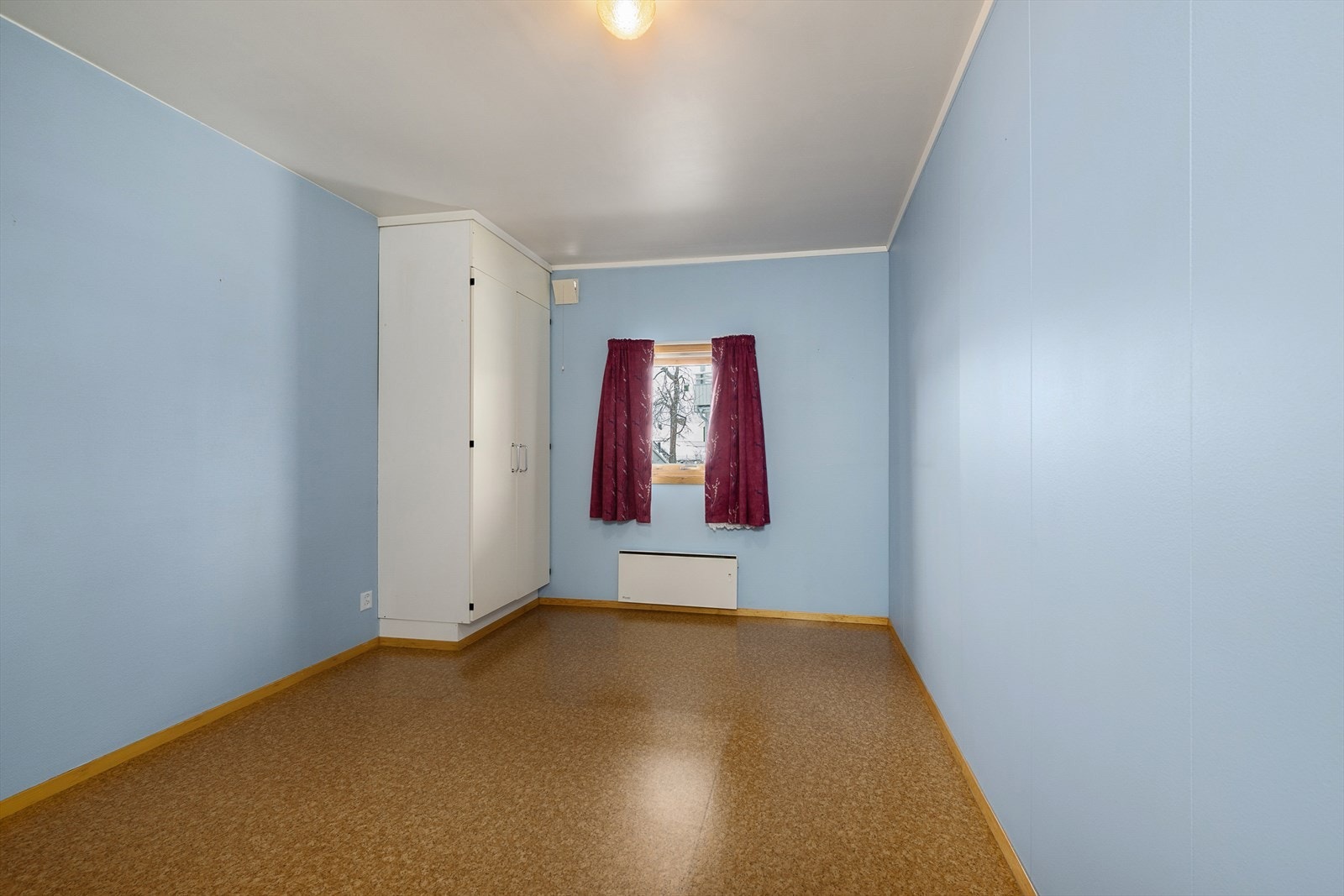 Hovedsoverommet er romslig og har plass til garderobeskap for oppbevaring. Galleribilde