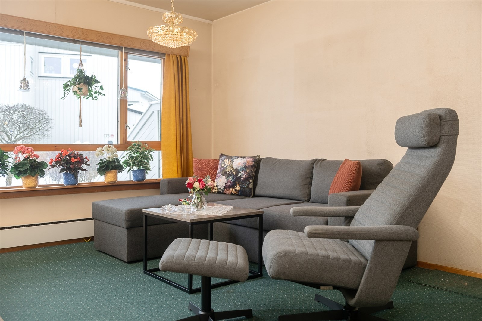 Store vindusflater gir rikelig med naturlig lys. Galleribilde