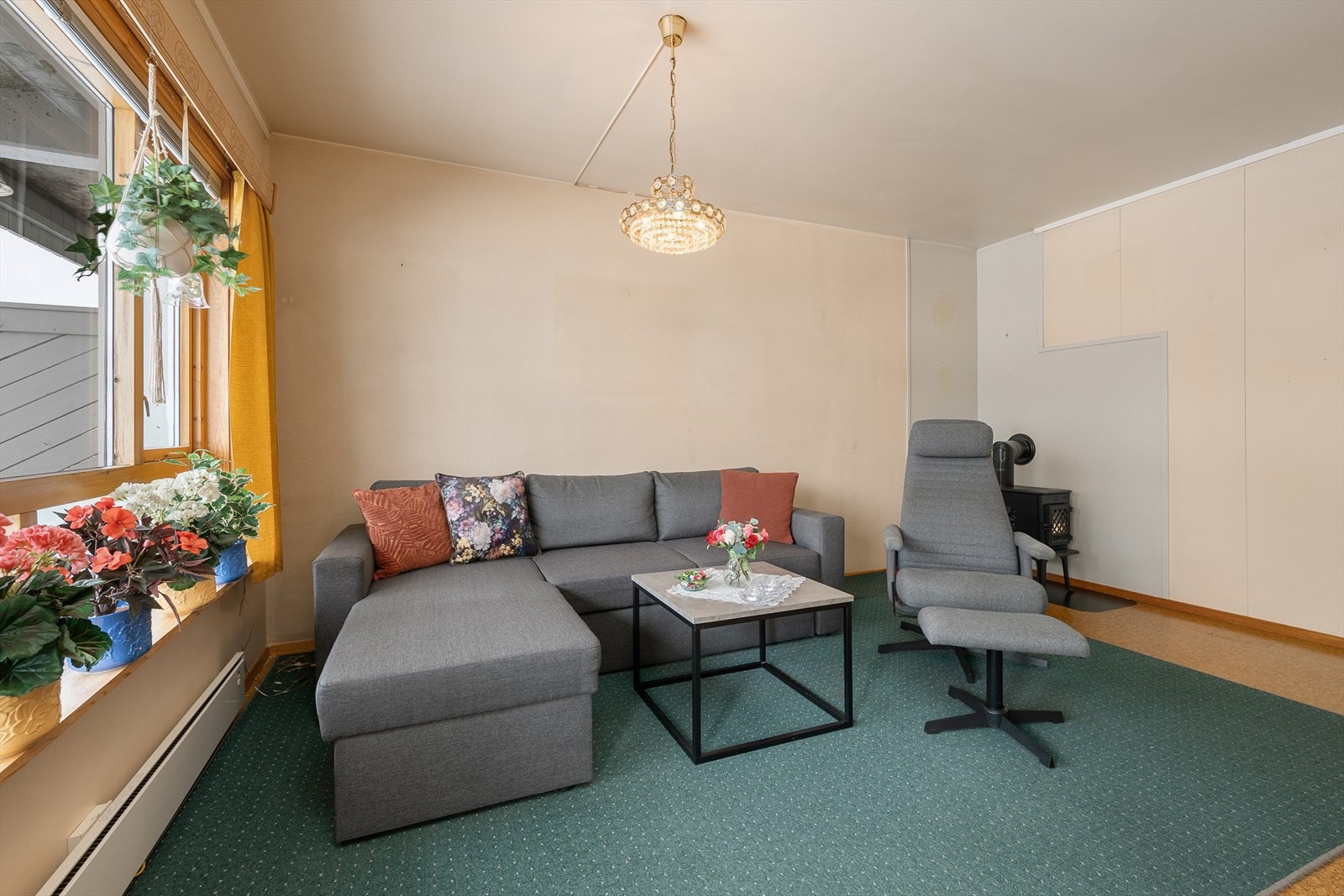 Stuen har god plass til en romslig sofagruppe for sosiale sammenkomster. Galleribilde