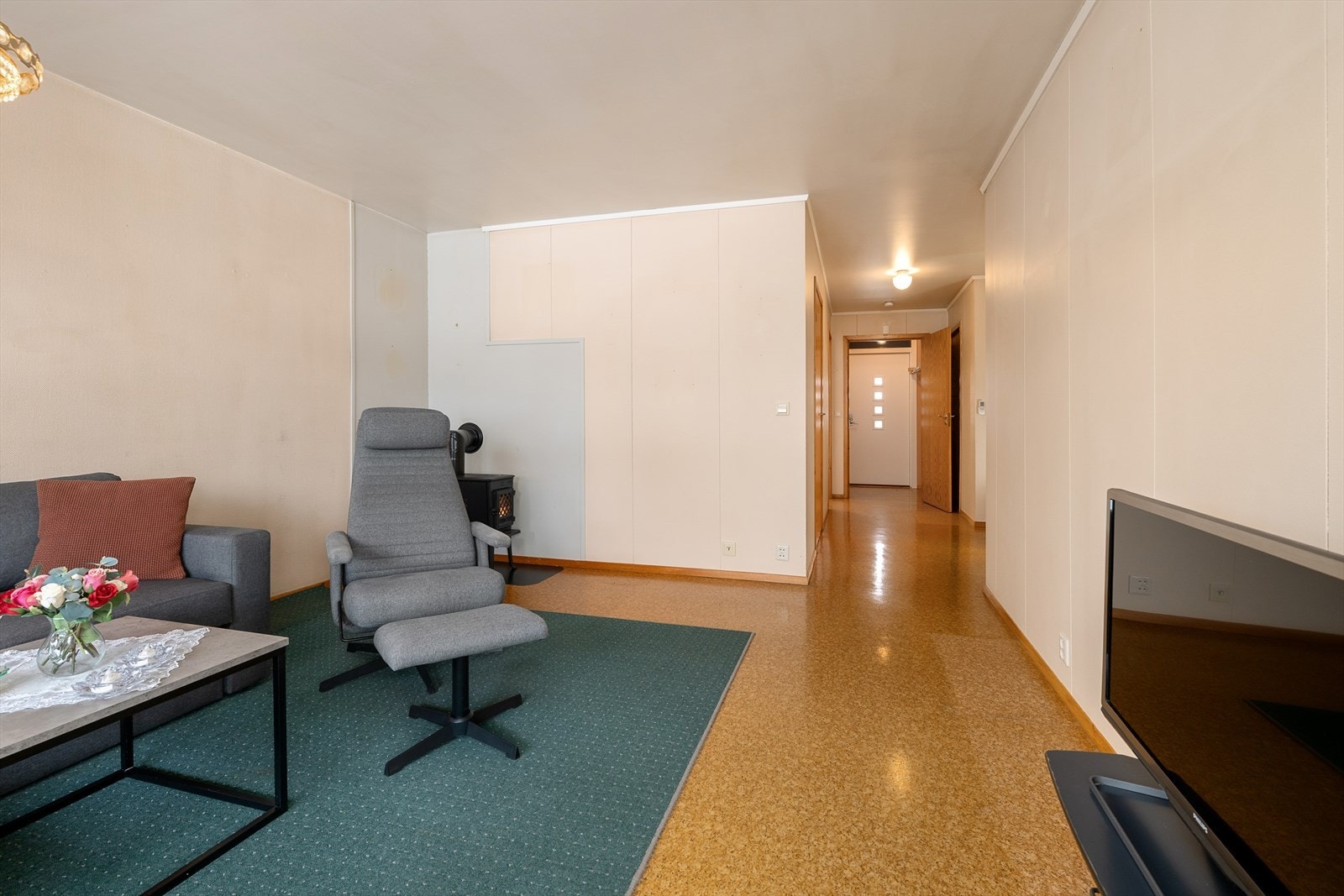 Leiligheten har en tradisjonell planløsning med adskilte rom, men med en god flyt mellom sonene. Galleribilde