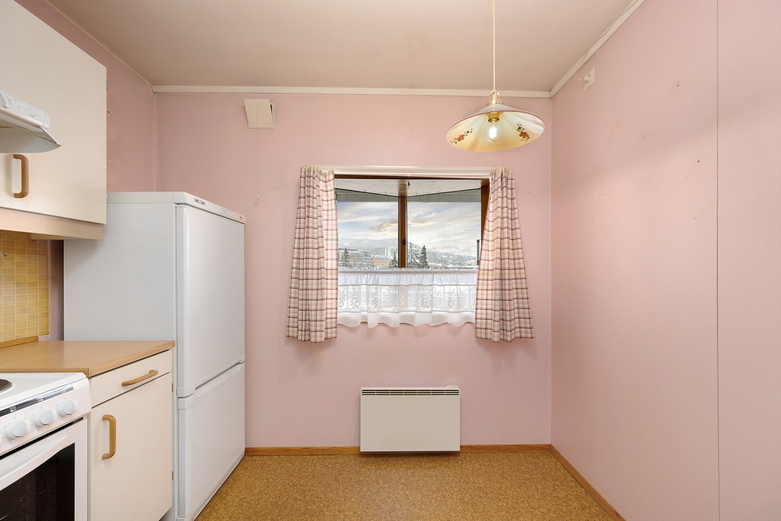 Ved vinduet er det en naturlig plass for et lite spisebord. Galleribilde