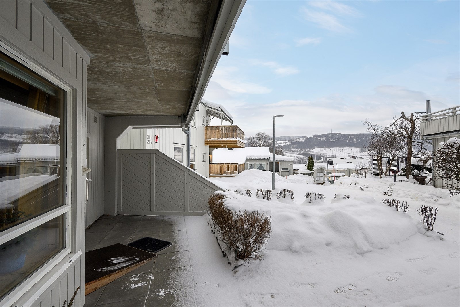 Fra uteområdet er det utsikt over et rolig og etablert nabolag. Galleribilde