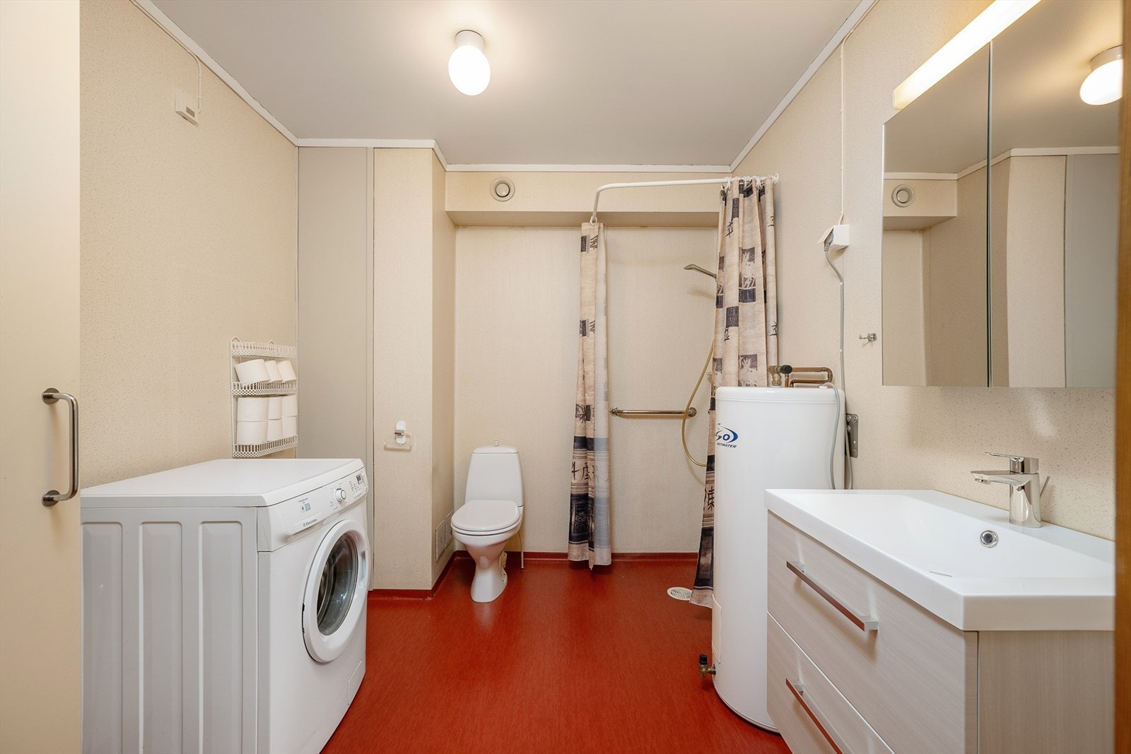 Badet er funksjonelt med våtromsbelegg på gulv og våtromsvinyl på veggene. Galleribilde