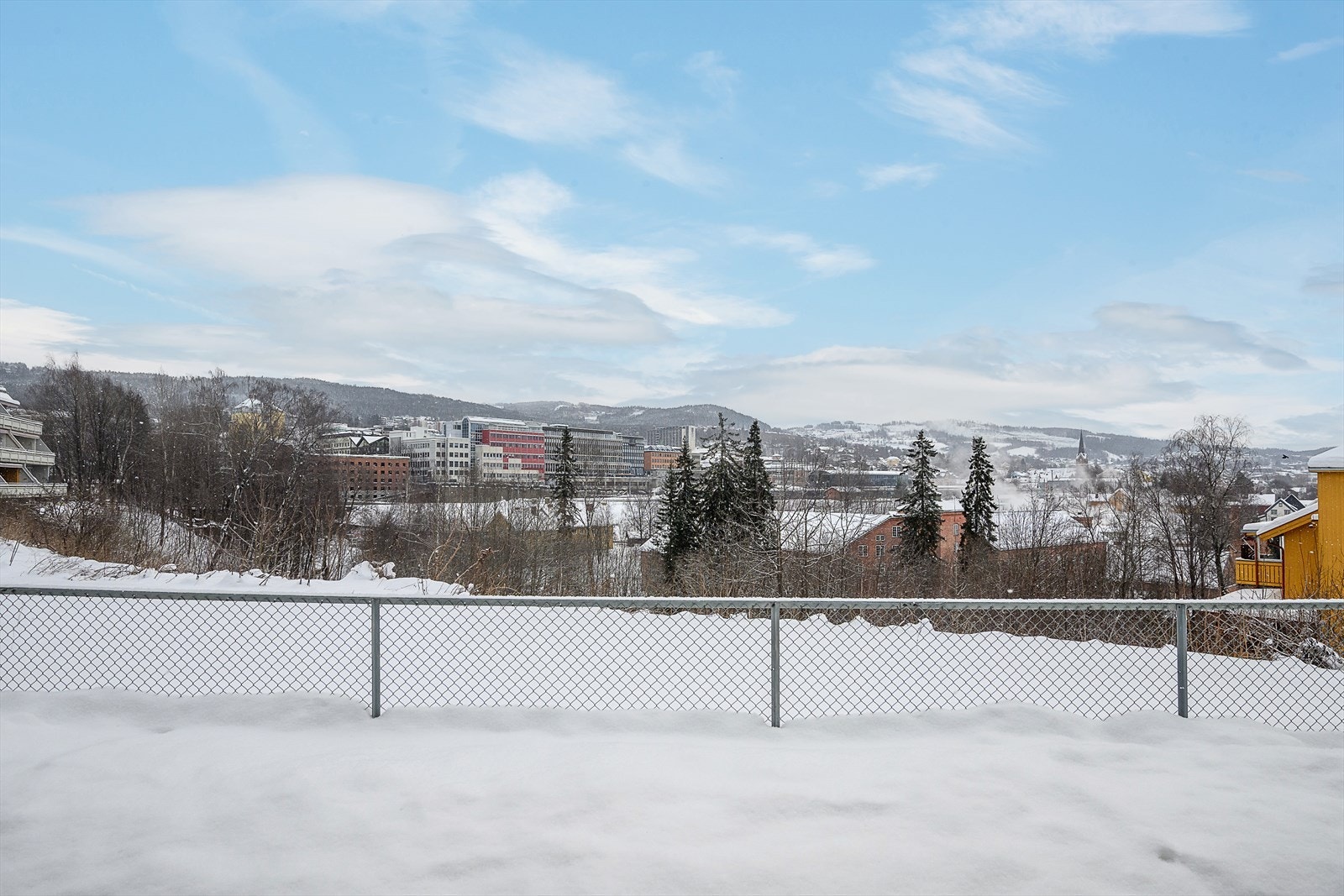 Det er gangavstand til alle servicefunksjoner i sentrum. Galleribilde