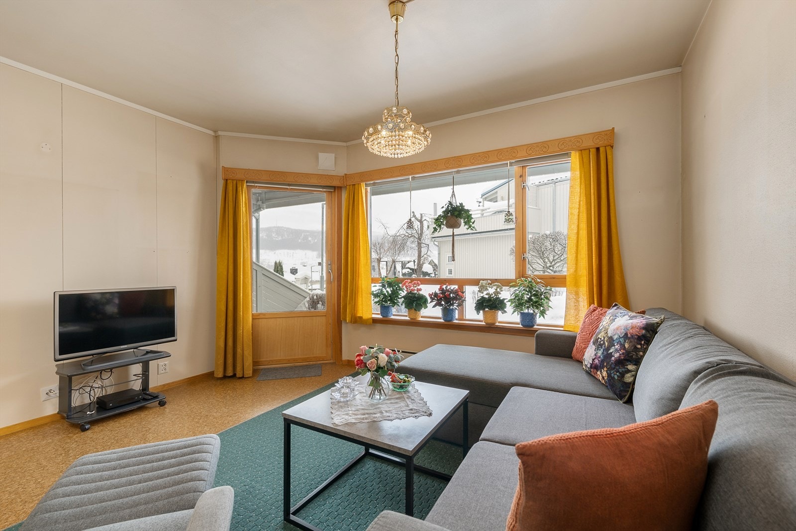 Fra stuen er det enkel adkomst til uteområdet. Galleribilde