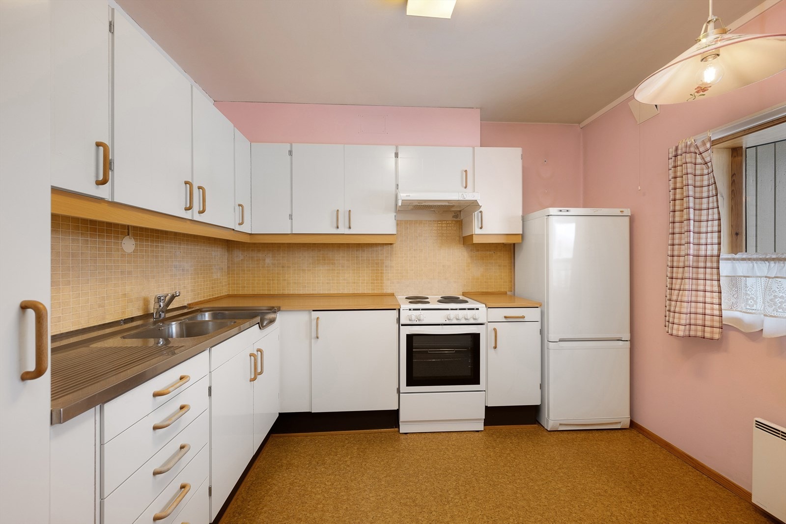 Praktisk kjøkken med gode oppbevaringsmuligheter og plass til hvitevarer. Galleribilde