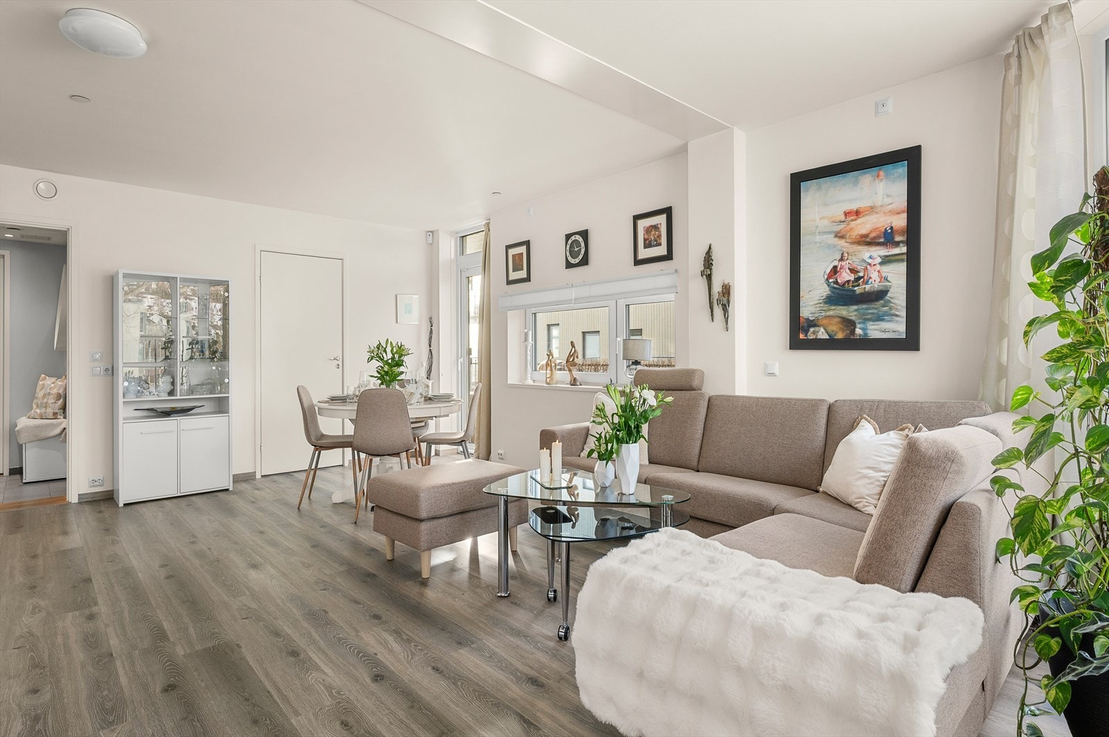 Herlig stue- og kjøkkenløsning med god plass til flere sosiale soner Galleribilde