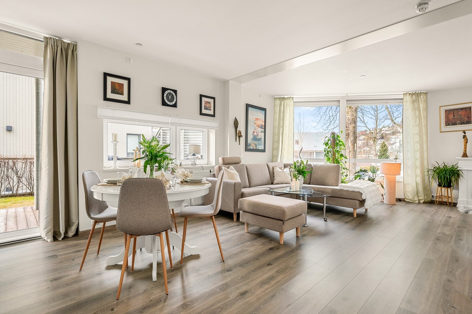 Store vindusflater gjør leiligheten ekstra lys og romslig. Galleribilde