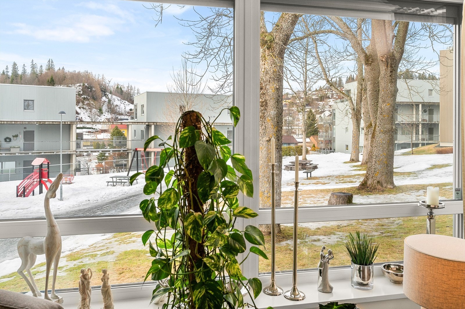 Det er etablert utvendig screen på stort vindu på stue Galleribilde