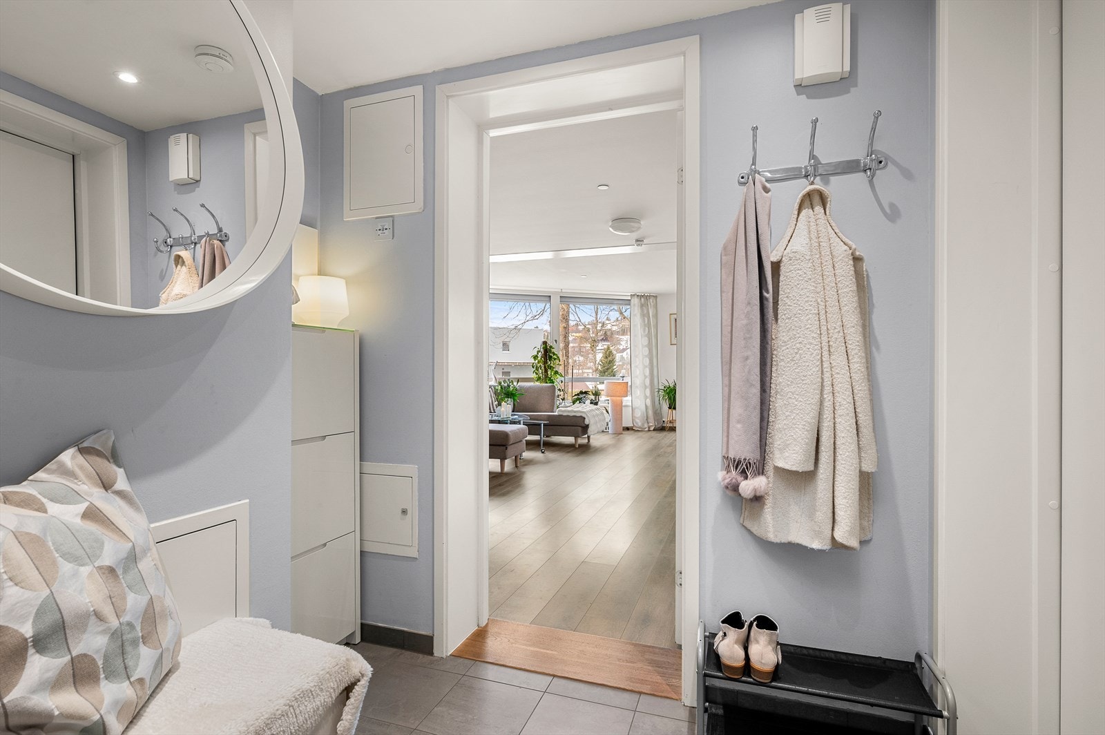 Entreen har flis på gulv med behagelig gulvvarme, Galleribilde