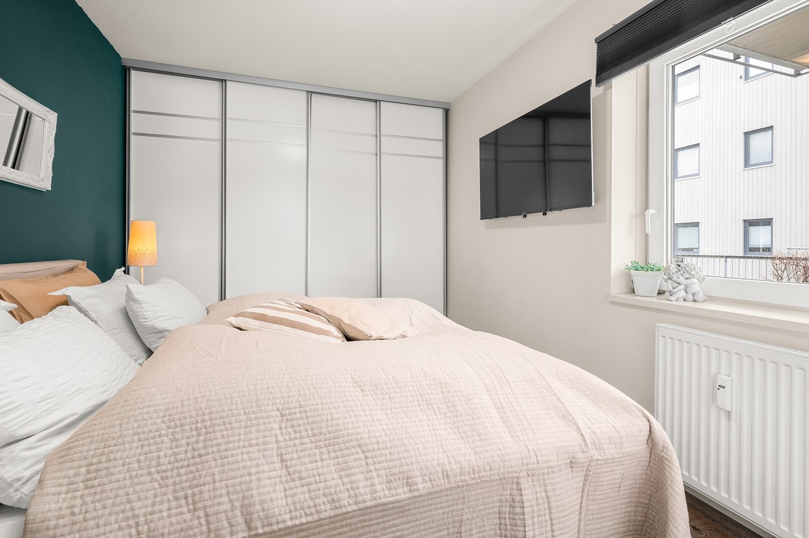 hvor det er etablert stor skyvedørsgarderobe Galleribilde