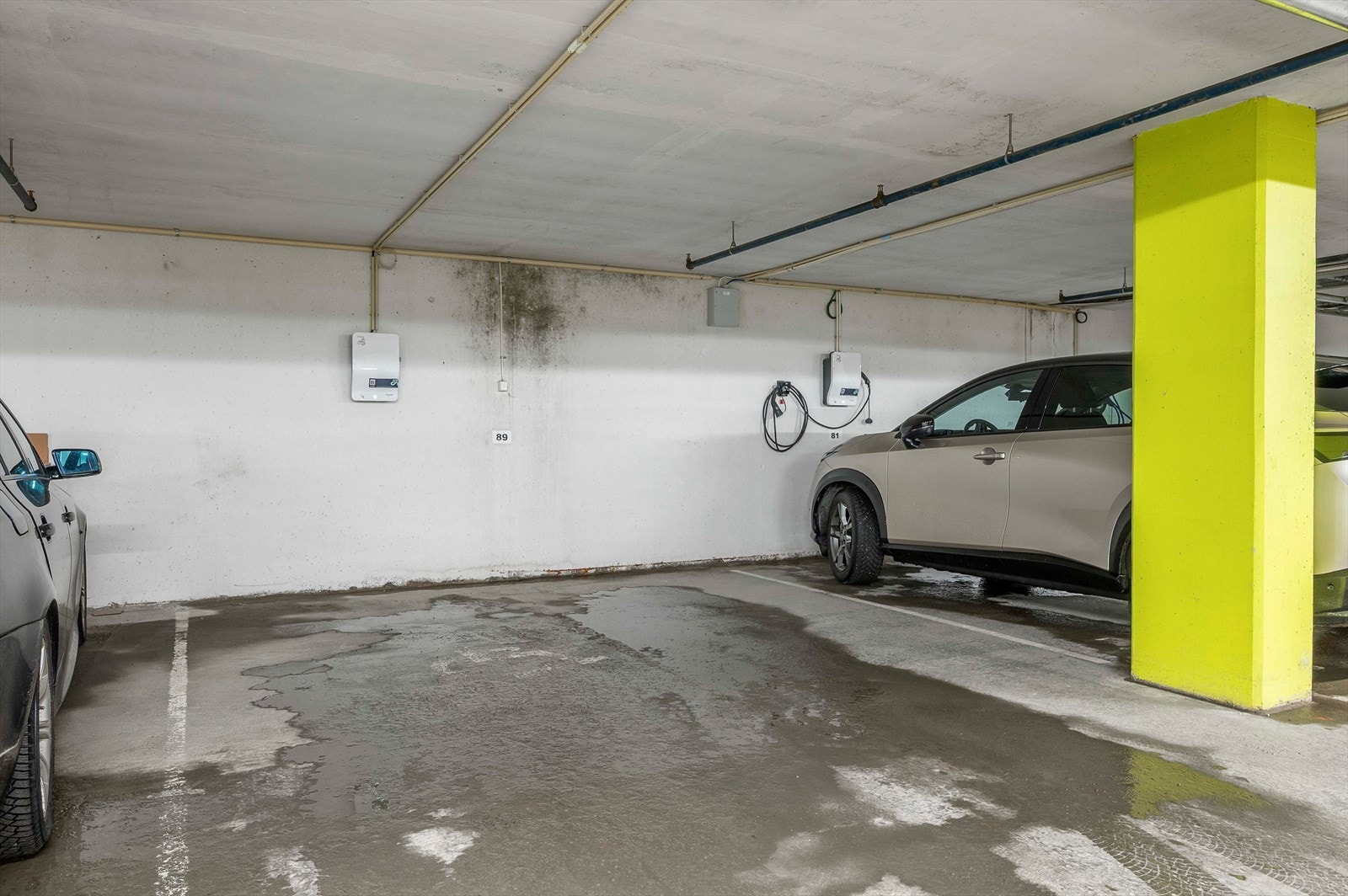 Det medfølger ekstgra stor garasjeplass i felles p-kjeller hvor det er etablert elbil-lader. Abn. må bestilles ved bruk Galleribilde