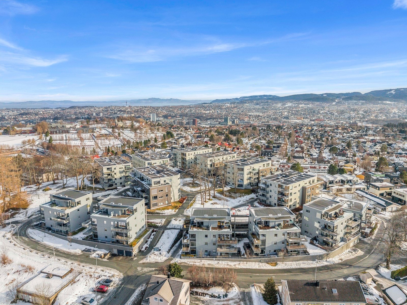 Munkvoll Gård har en pent opparbeidet tomt med lekesoner for de minste og fine sittegrupper. Her er det kort avstand til fine turområder i Bymarka, kollektivtransport og nærbutikker Galleribilde