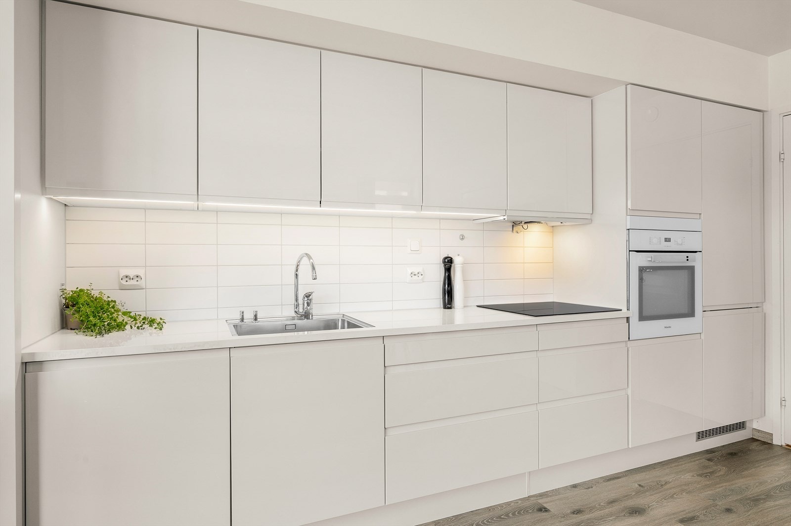 Kjøkken fra HTH med intergrerte hvitevarer kfra kvalitetsleverandørene Miele og Siemens som oppvaskmaskin, platetopp, stekeovn med selvrens (Miele) og helt kjøleskap. Det medfølger frittstående fryseskap som er plassert i innerbod Galleribilde