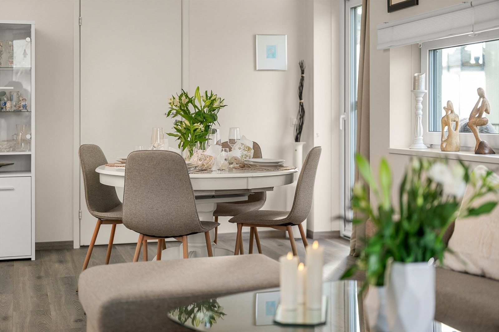 Leiligheten er fra 2015 og nyter godt av moderne kvaliteter som fjernvarme og balansert ventilasjon med varmegjenvinning Galleribilde