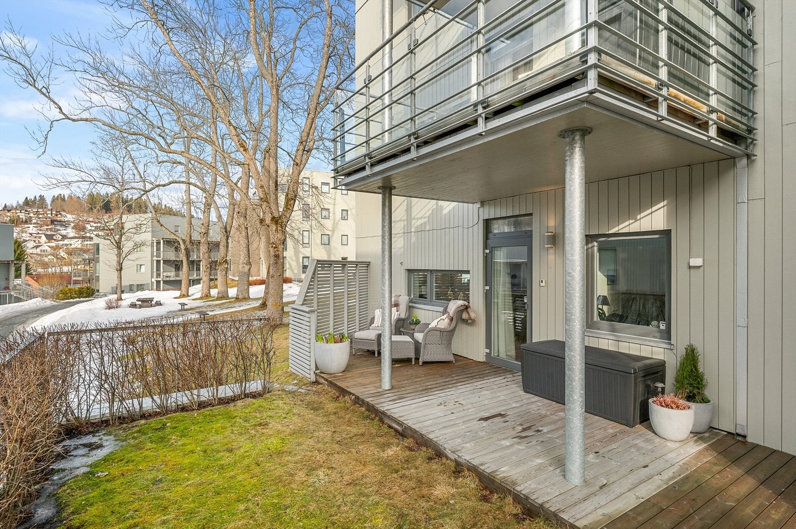 Herlig uteplass med terrasse og ellers fin opparbeidet hekk som blomstrer fint i sommerhalvåret Galleribilde