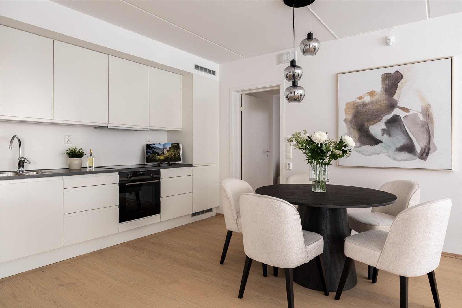 Kjøkkenet har rikelig med skap- og benkeplass. Galleribilde