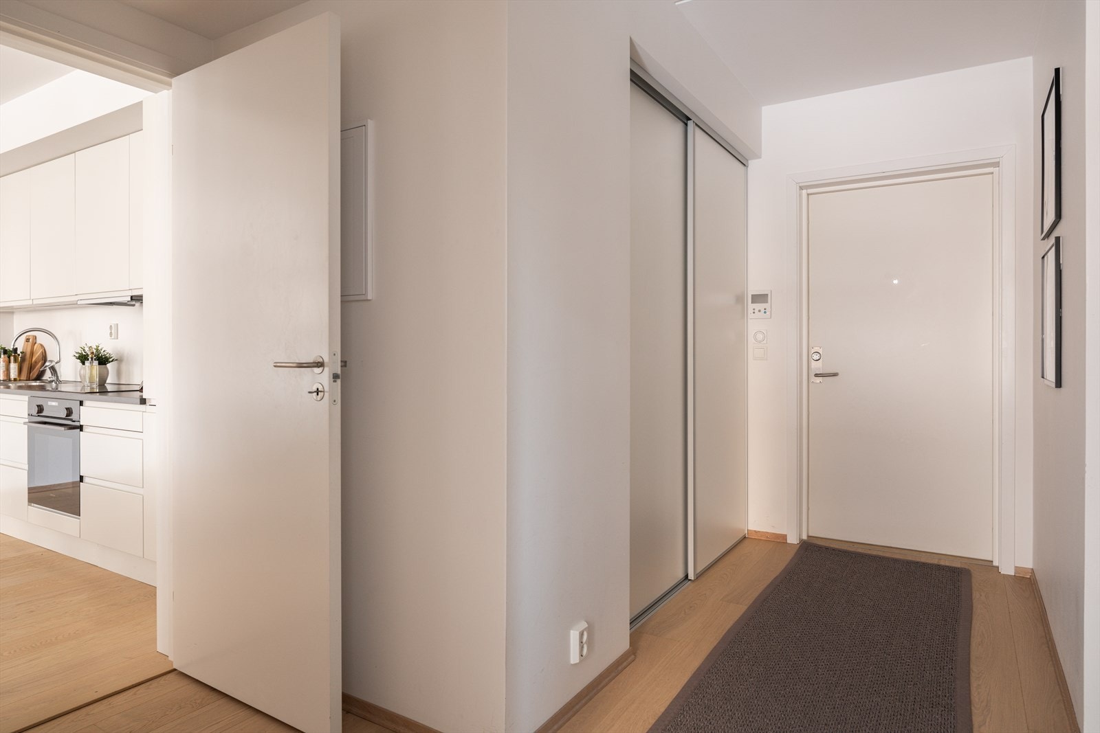 Entréen er utstyrt med en romslig skyvedørsgarderobe. Galleribilde