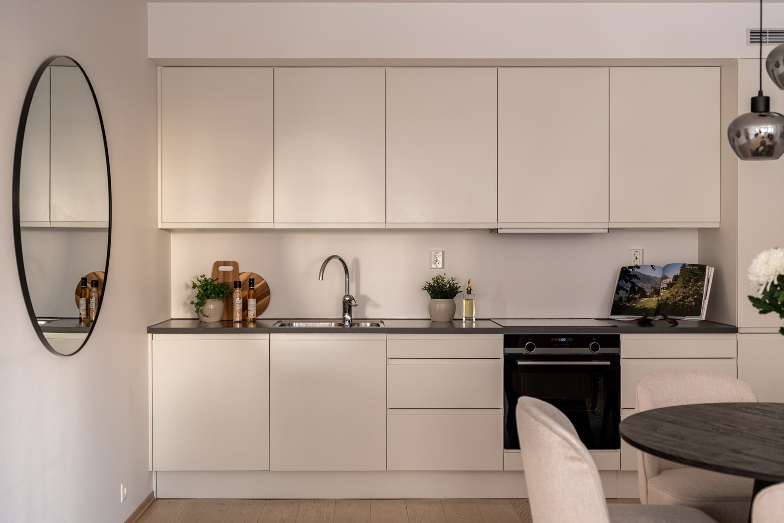 Stilrent kjøkken fra Sigdal med integrerte hvitevarer. Galleribilde