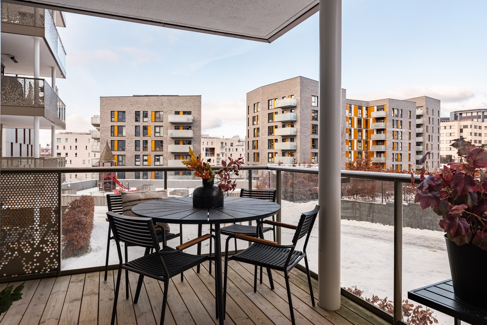 Balkongen er vendt mot nordvest og byr på gode solforhold. Galleribilde