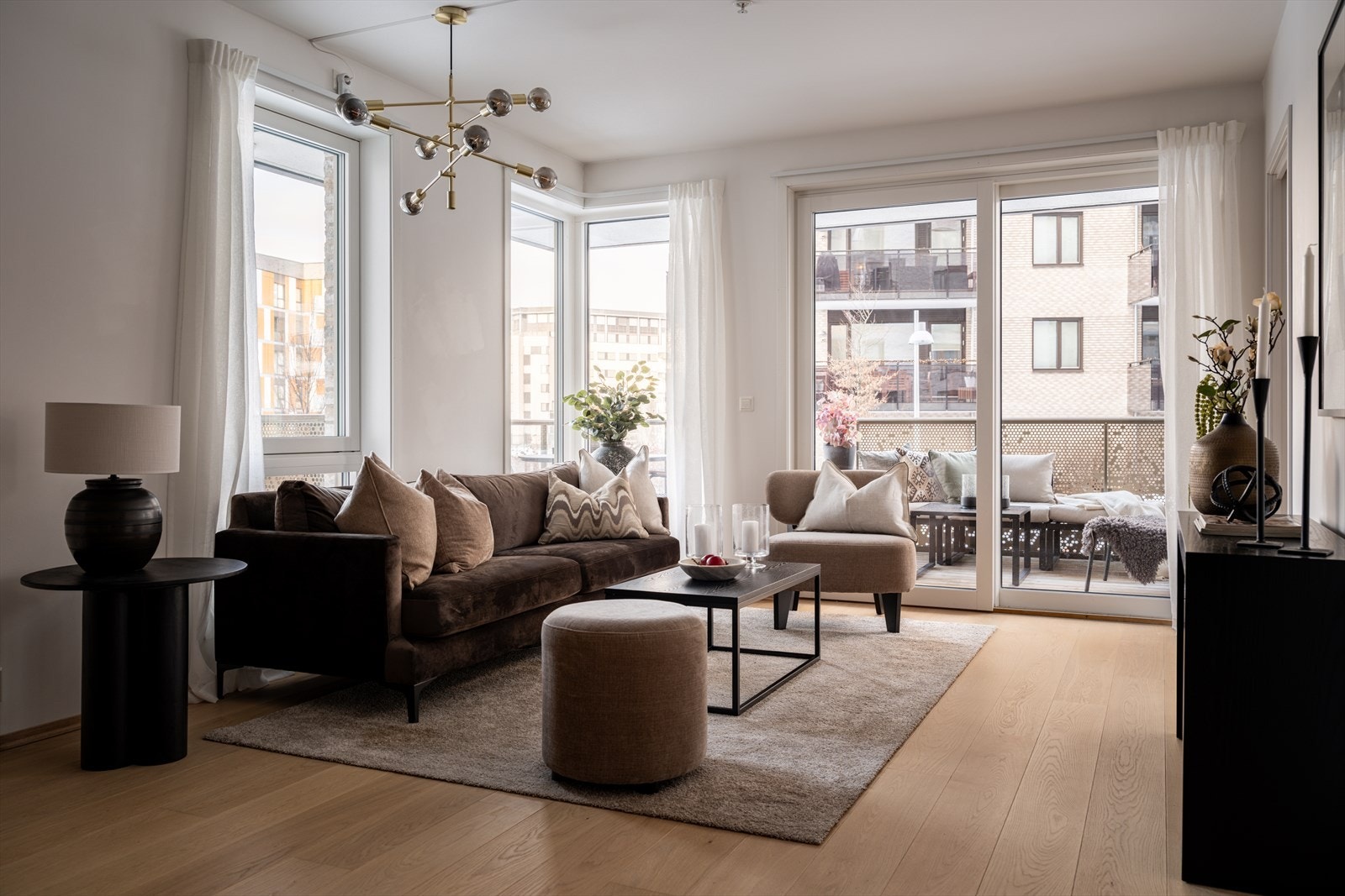 Stuen har store vindusflater på to sider som slipper inn rikelig med naturlig lys og skaper en behagelig atmosfære. Galleribilde