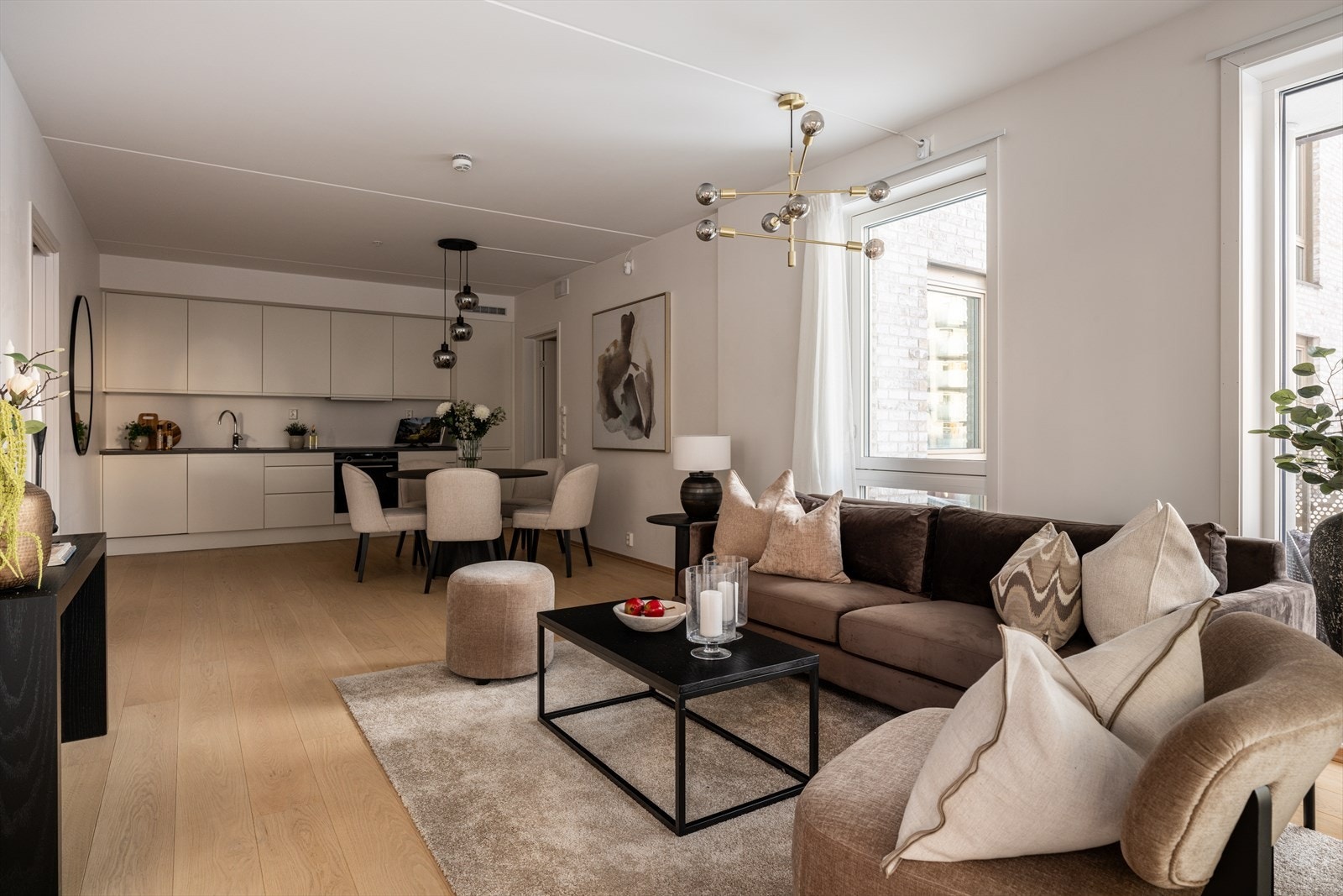 Moderne énstavs eikeparkett som gir et eksklusivt og helhetlig preg. Galleribilde