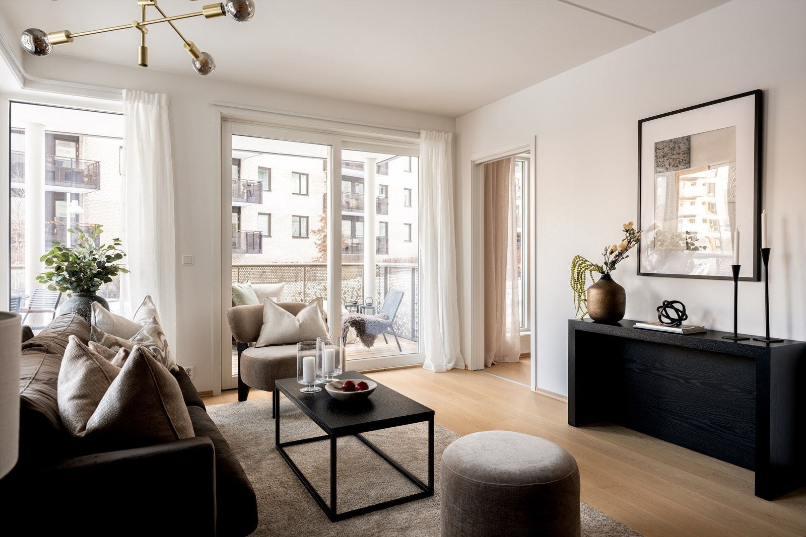 God plass til sofaseksjon og medievegg. Galleribilde