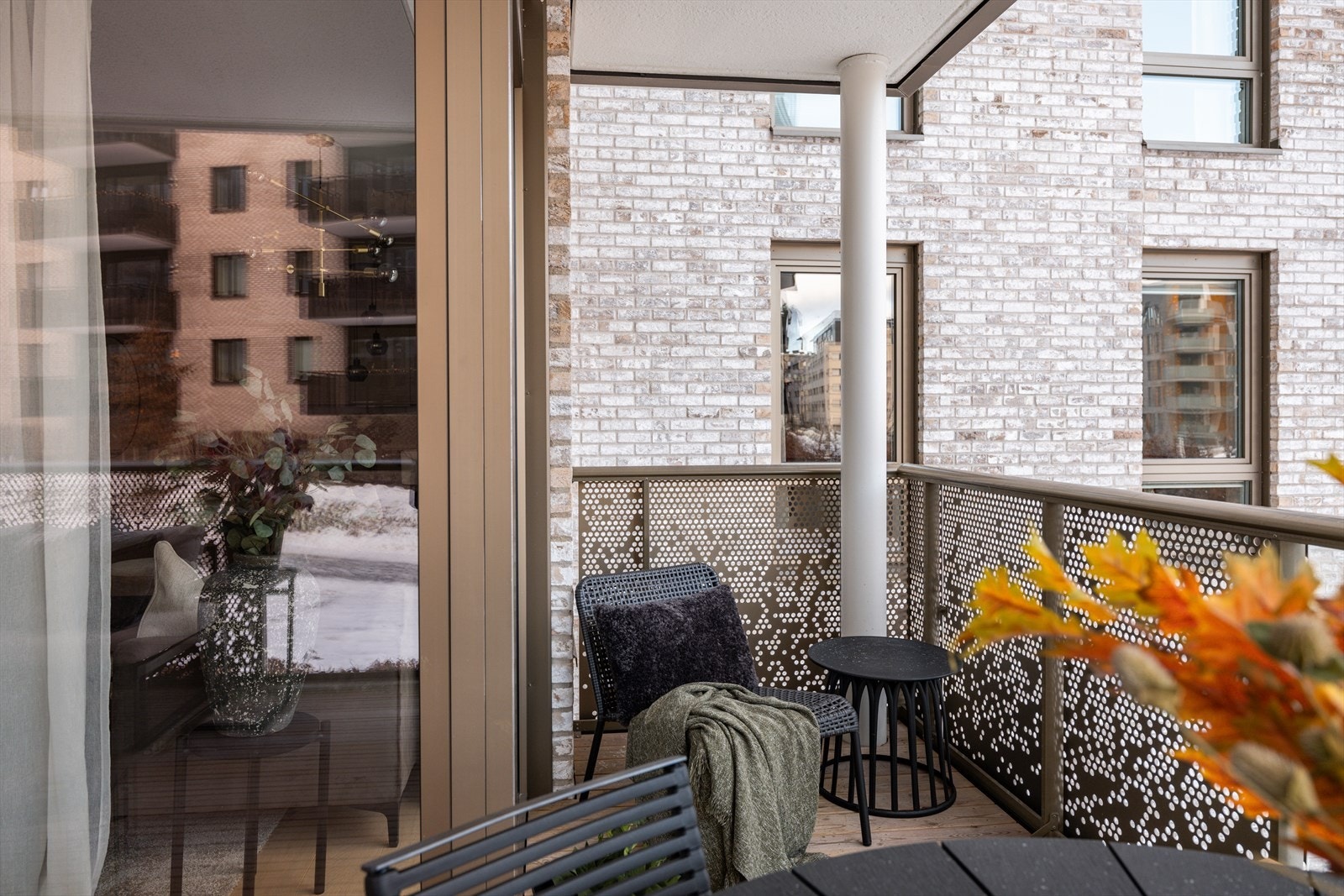 God plass til sittegrupper, grill og diverse beplantning. Galleribilde