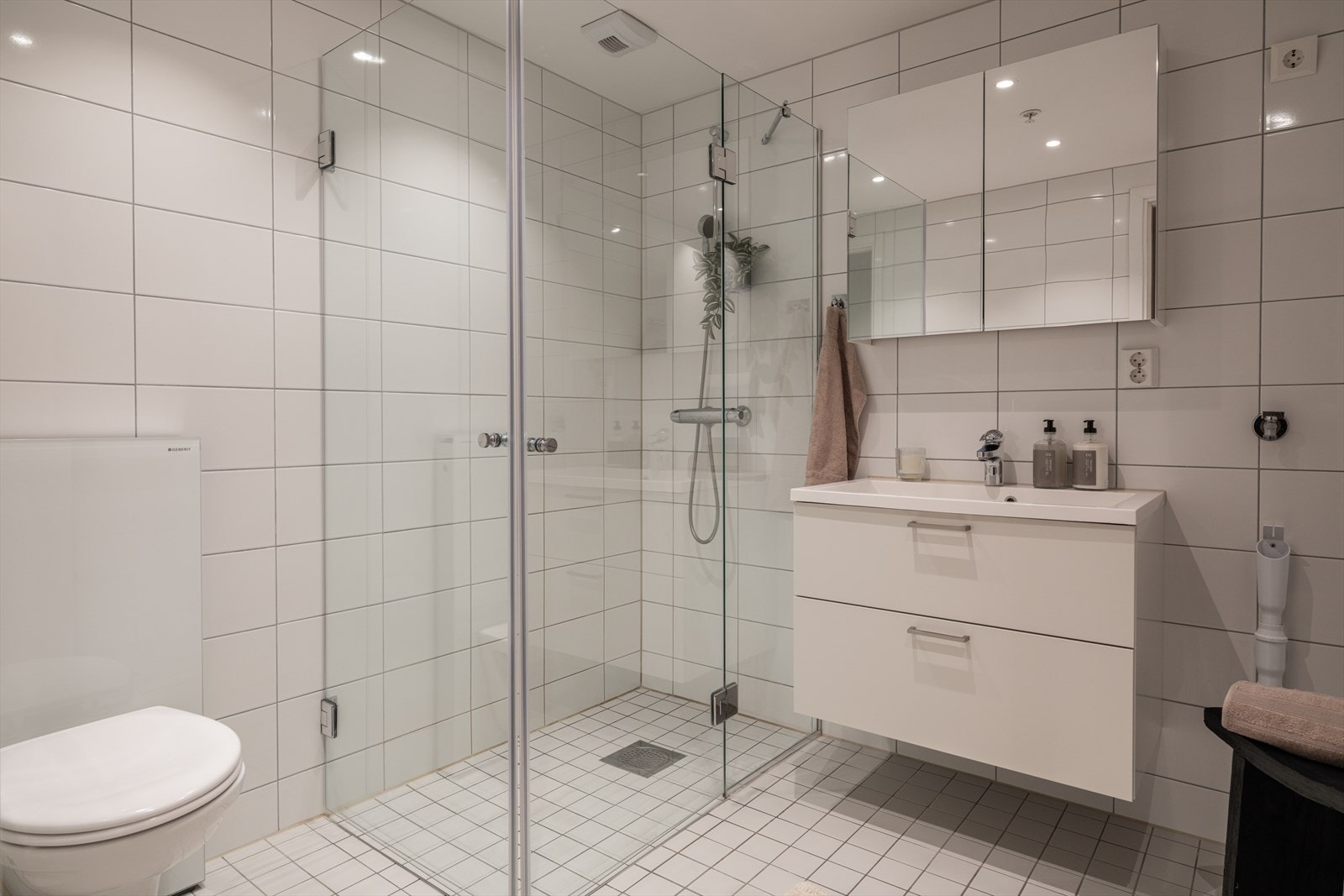 Lyst og lekkert bad fra 2020 med vannbåren gulvvarme. Galleribilde