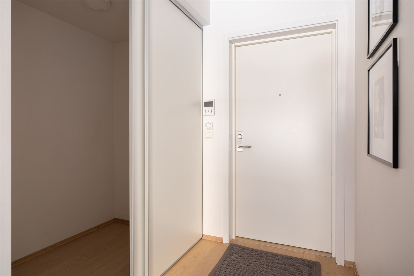 Meget god oppbevaringsplass i skyvedørsgarderobe. Galleribilde