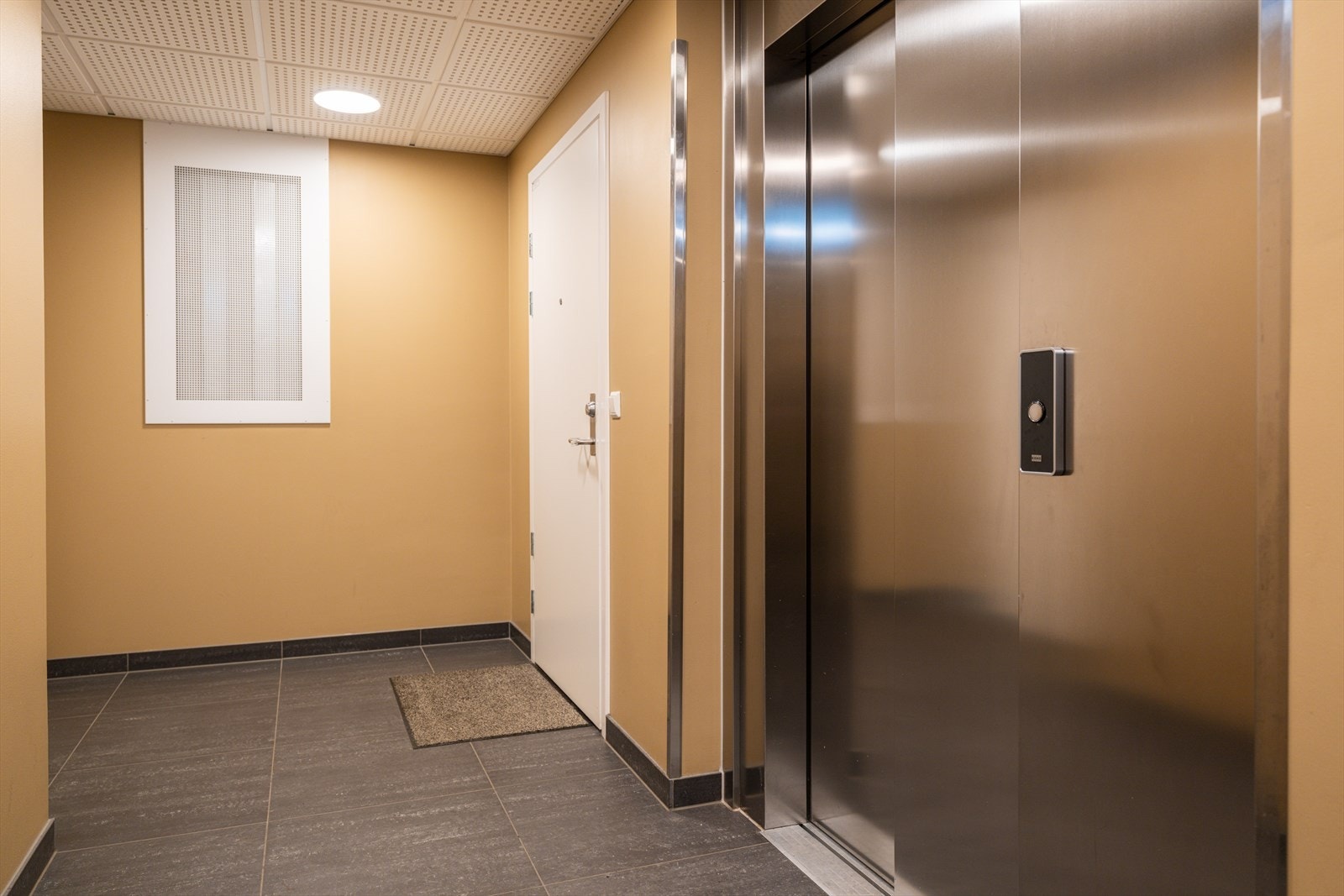 Moderne fellesarealer. Det medfølger en bod i kjeller på ca. 5m². Galleribilde