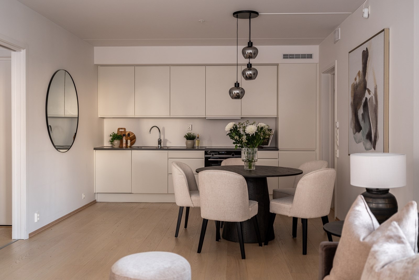 Flott kjøkken i åpen løsning. Galleribilde